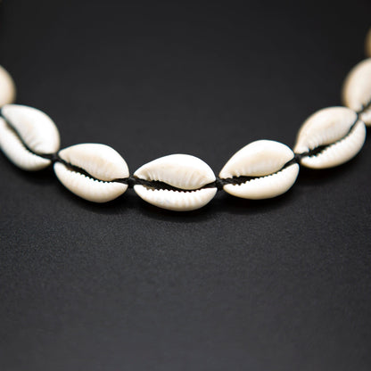 BEVERLY SMART Ras du cou Collier Fin en Coquillages Caouri – Bijou Artisanal Inspiré de l’Afrique