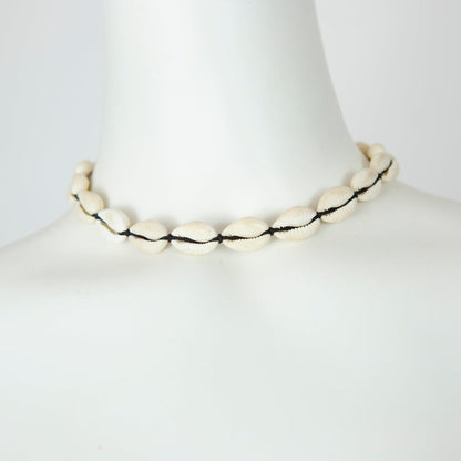 BEVERLY SMART Ras du cou Collier Fin en Coquillages Caouri – Bijou Artisanal Inspiré de l’Afrique