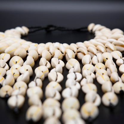 BEVERLY SMART Ras du cou Collier Plastron en Coquillages Caouri – Bijou Ethnique Artisanal Inspiré de l’Afrique