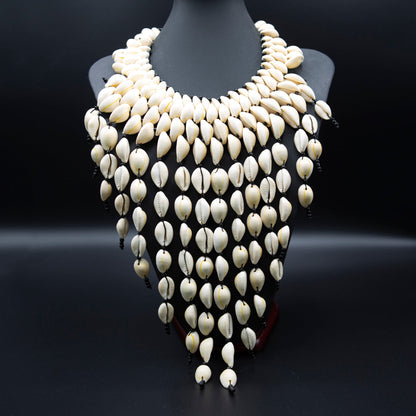 BEVERLY SMART Ras du cou Collier Plastron en Coquillages Caouri – Bijou Ethnique Artisanal Inspiré de l’Afrique