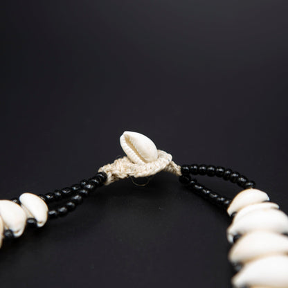 BEVERLY SMART Ras du cou Collier Plastron en Coquillages Caouri – Bijou Ethnique Artisanal Inspiré de l’Afrique