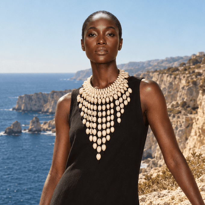BEVERLY SMART Ras du cou Collier Plastron en Coquillages Caouri – Bijou Ethnique Artisanal Inspiré de l’Afrique