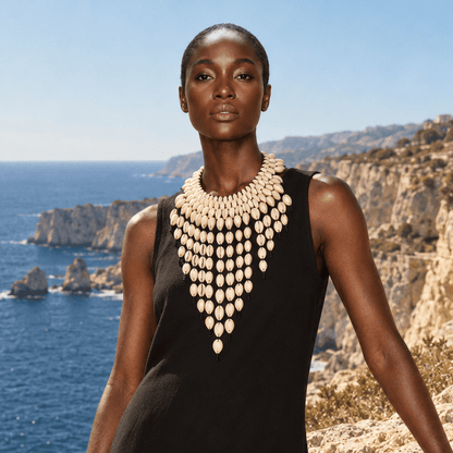 BEVERLY SMART Ras du cou Collier Plastron en Coquillages Caouri – Bijou Ethnique Artisanal Inspiré de l’Afrique