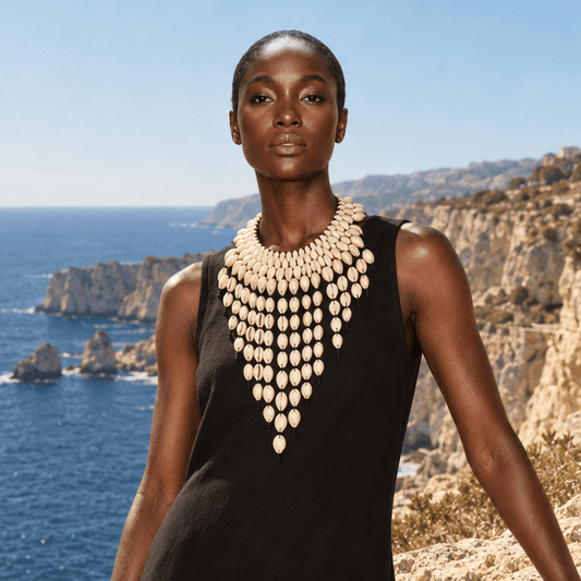 BEVERLY SMART Ras du cou Collier Plastron en Coquillages Caouri – Bijou Ethnique Artisanal Inspiré de l’Afrique
