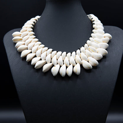 BEVERLY SMART Ras du cou Collier Ras-du-Cou en Coquillages Caouri – Bijou Éthique et Minimaliste Inspiré de l’Afrique