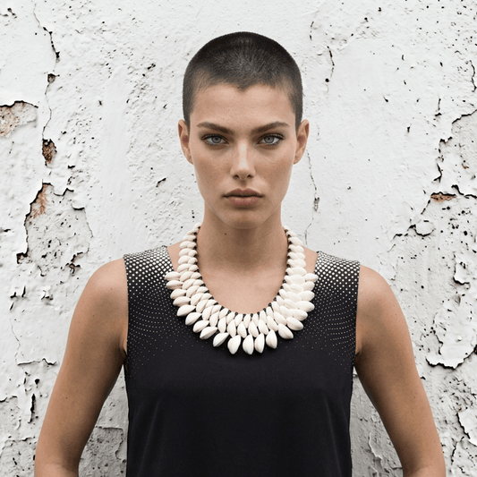 BEVERLY SMART Ras du cou Collier Ras-du-Cou en Coquillages Caouri – Bijou Éthique et Minimaliste Inspiré de l’Afrique