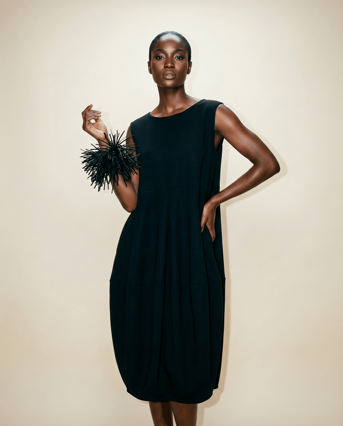 BEVERLY SMART robe Robe noire tulipe, coupe en biais