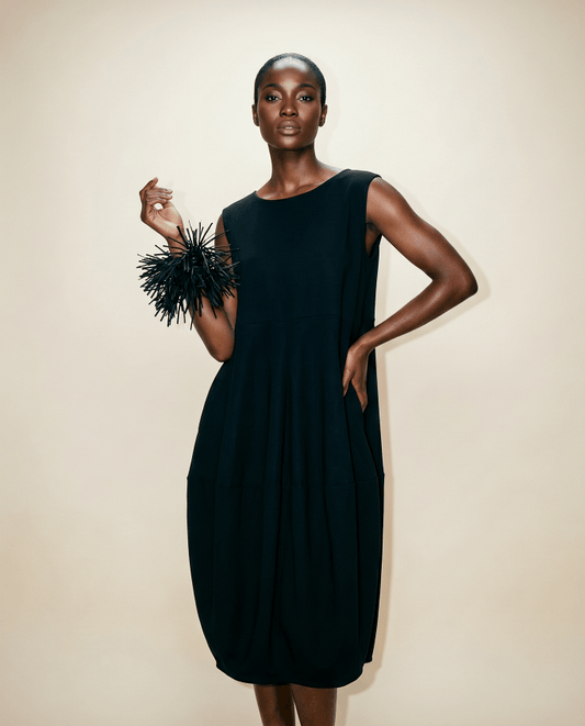 BEVERLY SMART robe Robe noire tulipe, coupe en biais