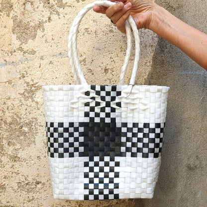 BEVERLY SMART Sacs Blanc & Noir / Grand carreaux Sac à main tissé à la main en sangle plastique recyclée