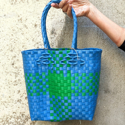 BEVERLY SMART Sacs Bleu & Vert / Grand carreaux Sac à main tissé à la main en sangle plastique recyclée