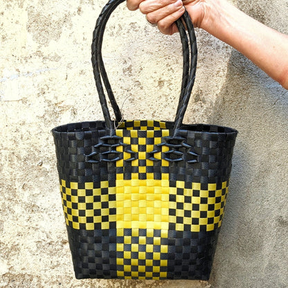 BEVERLY SMART Sacs Jaune & Blanc / Grand carreaux Sac à main tissé à la main en sangle plastique recyclée