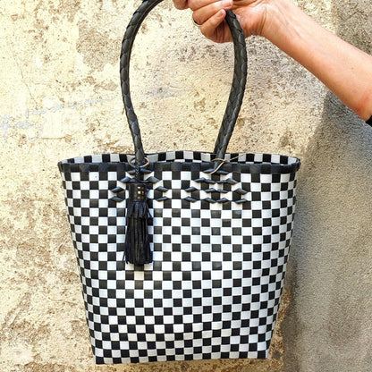 BEVERLY SMART Sacs Noir & Blanc / Damier Sac à main tissé à la main en sangle plastique recyclée