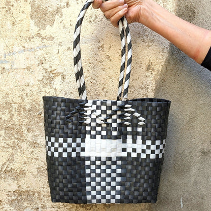 BEVERLY SMART Sacs Noir & Blanc / Grand carreaux Sac à main tissé à la main en sangle plastique recyclée