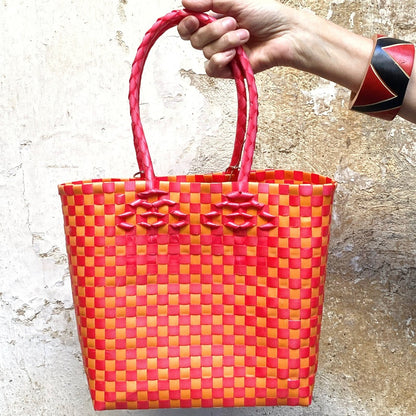 BEVERLY SMART Sacs Rouge & Orange / Damier Sac à main tissé à la main en sangle plastique recyclée