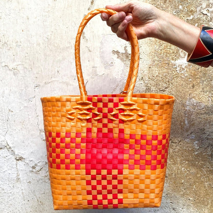 BEVERLY SMART Sacs Rouge & Orange / Grand carreaux Sac à main tissé à la main en sangle plastique recyclée