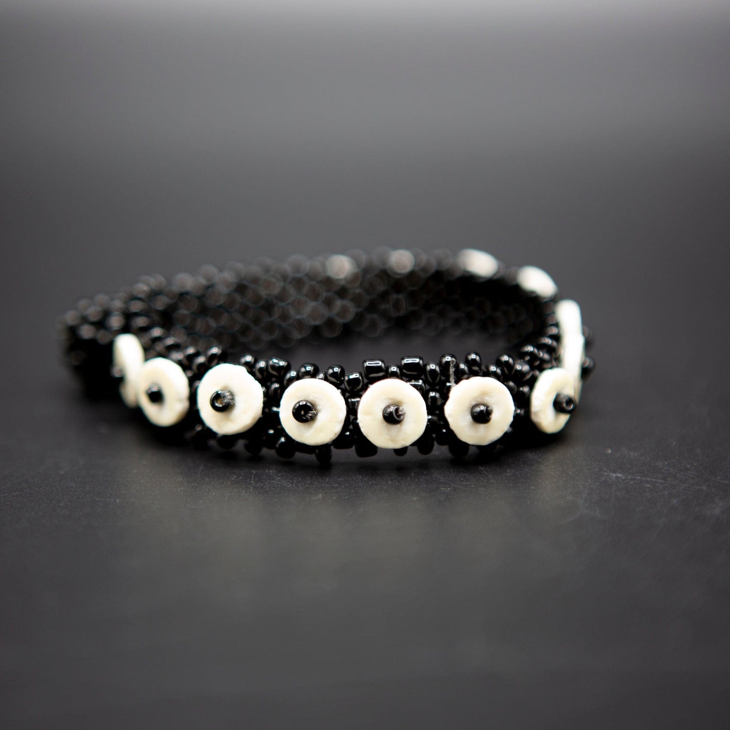 BEVERLY SMART souples Bracelet discret en perles durables faites en coquille d'œuf d'autruche