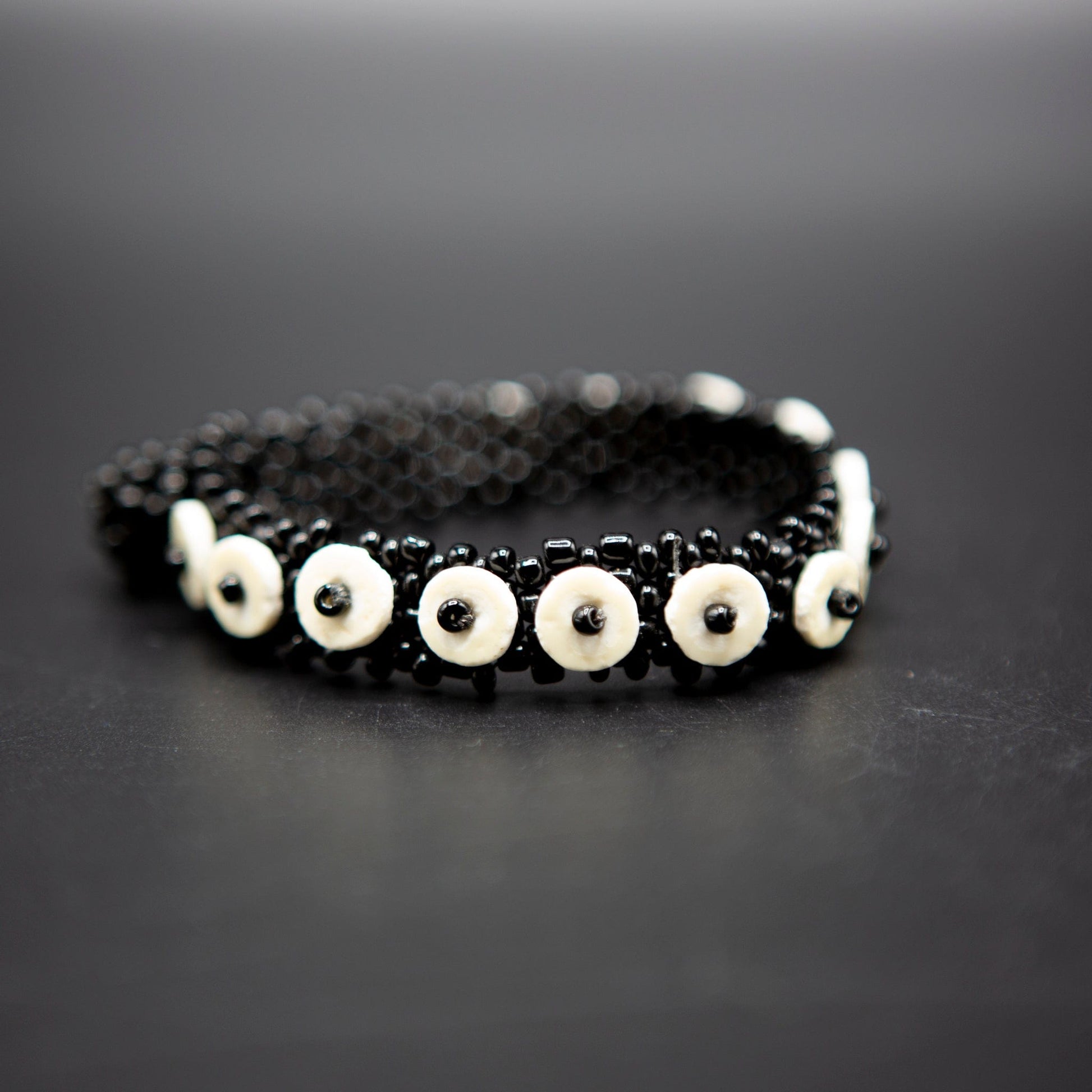 BEVERLY SMART souples Bracelet discret en perles durables faites en coquille d'œuf d'autruche