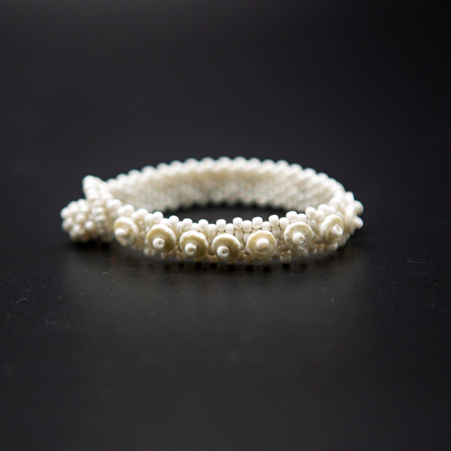 BEVERLY SMART souples Bracelet discret en perles durables faites en coquille d'œuf d'autruche