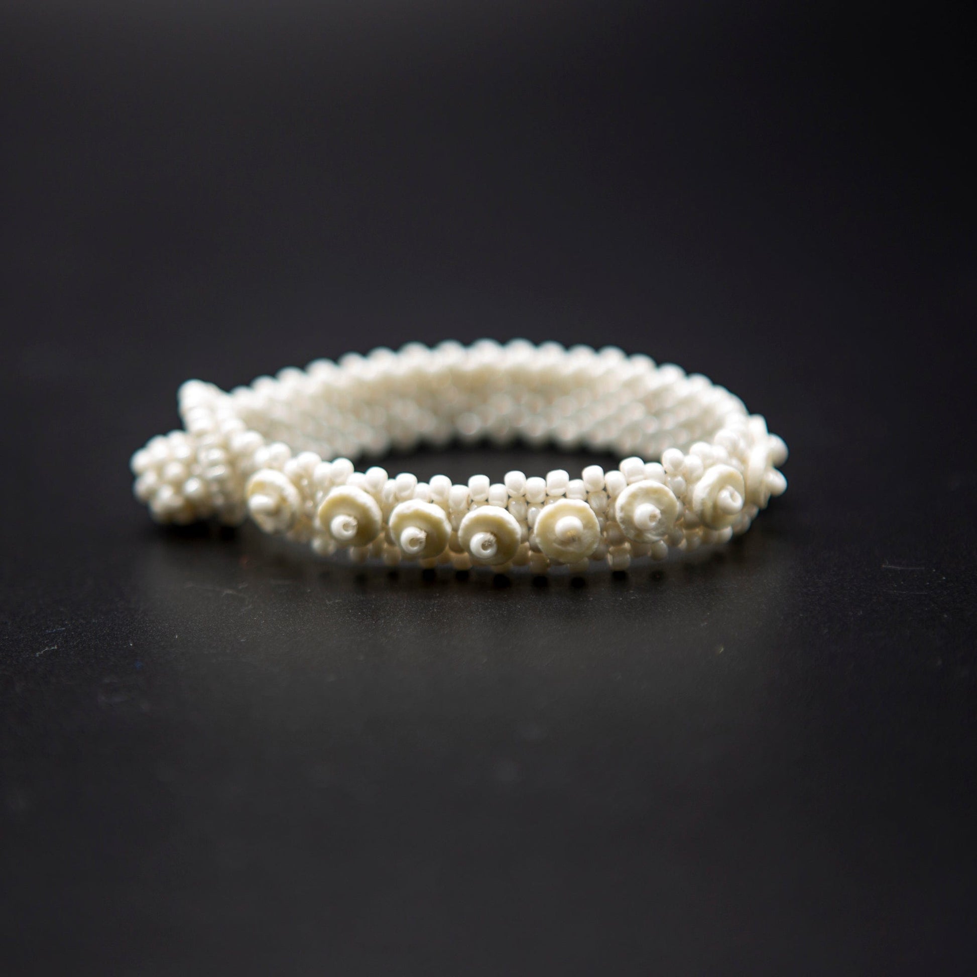 BEVERLY SMART souples Bracelet discret en perles durables faites en coquille d'œuf d'autruche