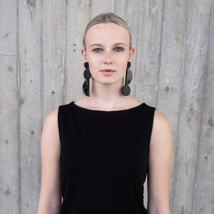 BEVERLY SMART Earrings Noir mat/verni Boucles d'oreilles contemporaines en cuir géométrique