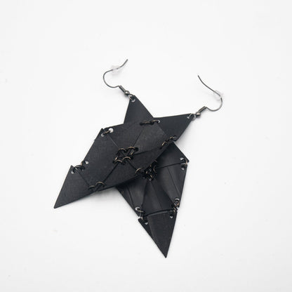 BEVERLY SMART Pendantes moyen (10cm) / Noir Boucles d'oreilles SHARON en caoutchouc recyclé