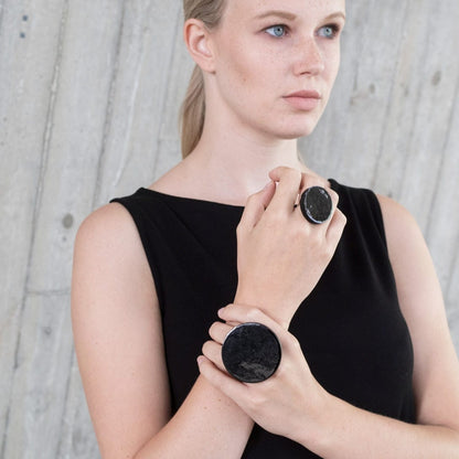 BEVERLY SMART Rings Bagues contemporaines en cuir