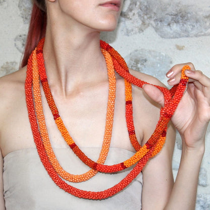 BEVERLY SMART Sautoirs Collier tube tissé en perles de verre, opéra, rope ou xxl